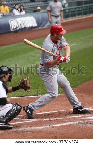 PITTSBURGH - SEPTEMBER 24 : Scott Rolen swings at a pitch against the Pittsburgh Pirates September 24, 2009 in Pittsburgh, PA.