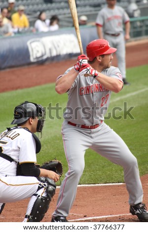 PITTSBURGH - SEPTEMBER 24 : Scott Rolen swings at a pitch against the Pittsburgh Pirates September 24, 2009 in Pittsburgh, PA.