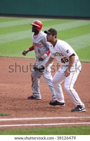 PITTSBURGH - SEPTEMBER 24 : Garrett Jones of Pittsburgh Pirates playing first base, holds the runner against the Reds on September 24, 2009 in Pittsburgh, PA.