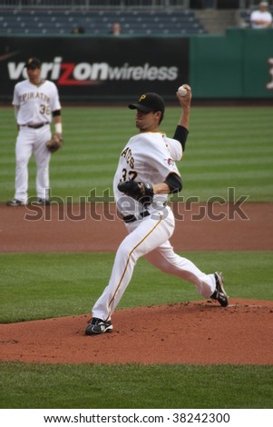 PITTSBURGH - SEPTEMBER 24 : Charlie Morton  of Pittsburgh Pirates follows through on a pitch against Cincinnati Reds on September 24, 2009 in Pittsburgh, PA.