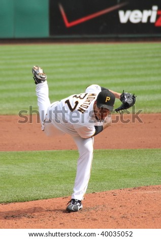 PITTSBURGH - SEPTEMBER 24 : Charlie Morton of Pittsburgh Pirates follows through on a pitch against Cincinnati Reds on September 24, 2009 in Pittsburgh, PA.