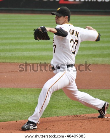 PITTSBURGH - SEPTEMBER 24 : Pittsburgh Pirates pitcher Charlie Morton pitching against the Cincinnati Reds on September 24, 2009 in Pittsburgh, Pa.