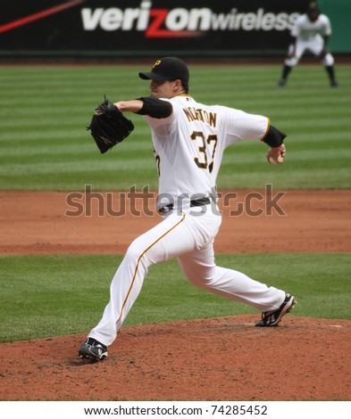 PITTSBURGH - SEPTEMBER 24 :Charlie Morton of the Pittsburgh Pirates fires a pitch against the Cincinnati Reds on September 24, 2009 in Pittsburgh, PA.