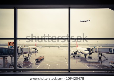 airport outside the window scene,waiting for the flight
