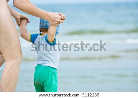 Small kid navigating by parent, discovering sea
