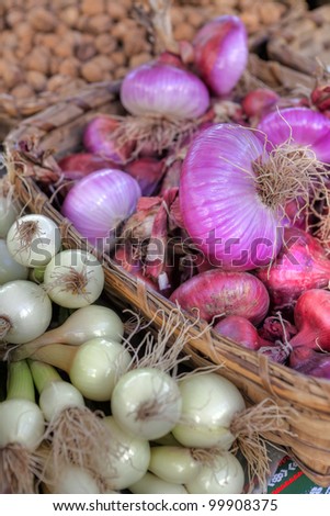 white onions and red onions in the market