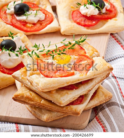 Mini puffs with tomatoes, cheese and egg