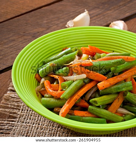 Sauteed green beans with carrots, onion and garlic