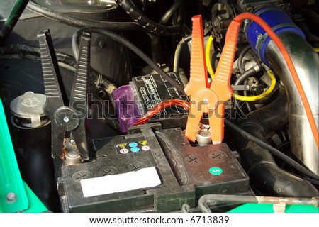 JUMPER CABLES ON AUTOMOBILE BATTERY. WINTER PROBLEMS