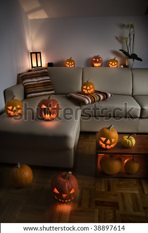 CREENCIAS ANCESTRALES Y SUS CELEBRACIONES - Página 6 Stock-photo-indoor-living-room-decorated-with-halloween-pumpkins-38897614