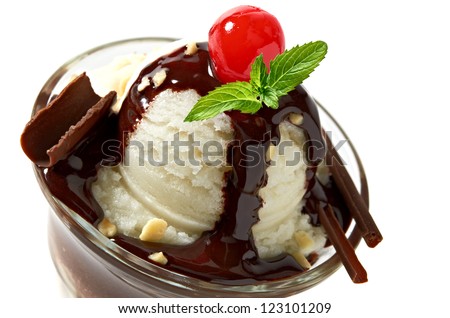 Vanilla ice cream with chocolate sauce and curls in cup