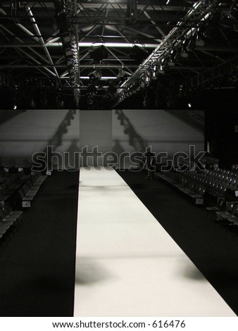 Podiumas / salė Stock-photo-a-catwalk-before-the-show-london-fashion-week-podium-in-lfw-tent-616476