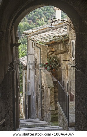 Scanno belongs to the list of the most beautiful villages in Italy and is especially known for magnificent portals and idyllic streets
