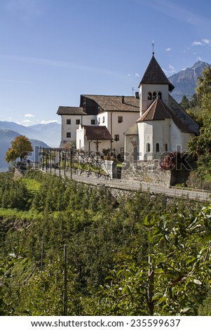 The idyllic little church of St. Peter at Meran shows Romanesque architectural fragments and is a popular hiking destination