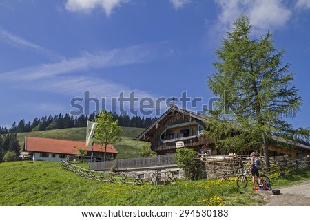 As you climb to Gindelalmschneid you get past the rustic Gindelalm huts