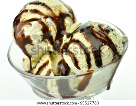 cookies\' ice cream  with chocolate topping