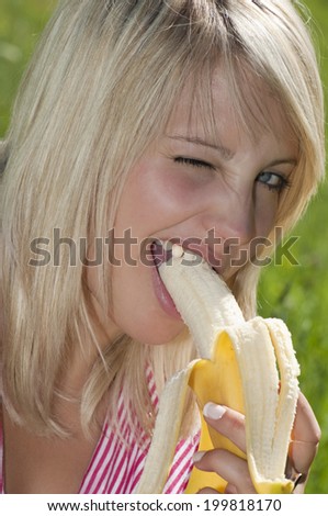 Austria, Salzburger Land, Altenmarkt, Young woman eating banana, portrait