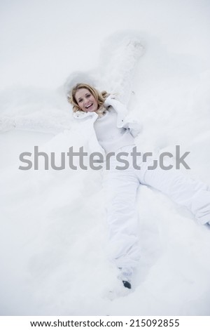 Austria, Altenmarkt, Young woman playing in snow