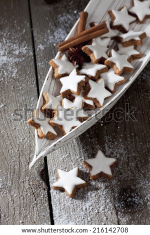Cinnamon stars in wooden bowl