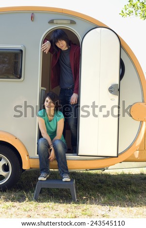Germany, Leipzig, Ammelshainer See, Young couple in camping trailer