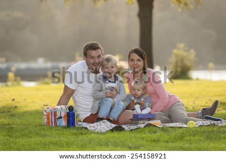 Germany, Leutesdorf, family with two children having a picnic