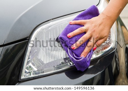 Hand with a wipe the car polishing
