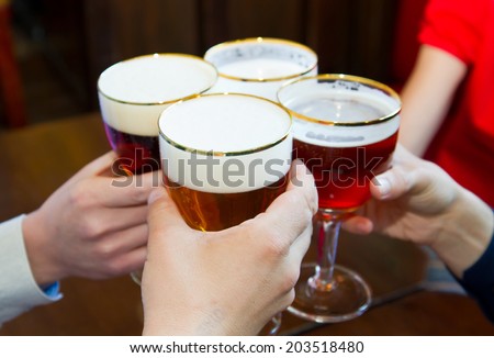 People toasting with a delicious Pale Ale Beer