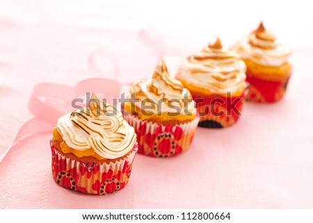 Cupcakes with whipped cream and icing Cupcakes with whipped cream and icing