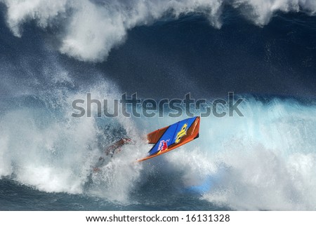 Maui - 16 OCTOBER 2007: Ho\'okipa Open 2007 - Male sailor falls in the heavy surf