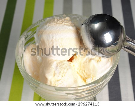Scoop ice cream in bowl