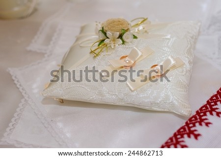 Wedding Rings Pillow: a little white pillow in a wedding style, for wedding rings