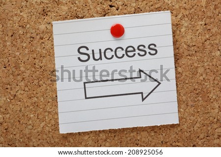 The word Success above an arrow pointing in the right direction on a cork notice board
