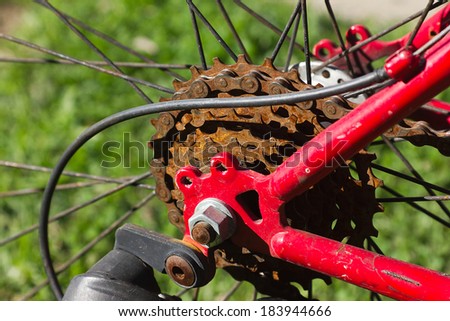 Close up on a bicycleÃ¢Â?Â?s rear tire chain and gears.
