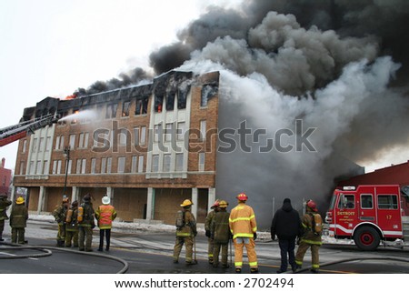 A wid-eangle view of an apartment fire in Detroit