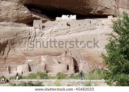 Getting its name from the stark white wall of the upper wall, this Anasazi ruin is a popular tourist and photographer site in Canyon de Chelly National Monument near Chinle Arizona.