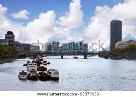 View of the River Themes , boats  and building in London