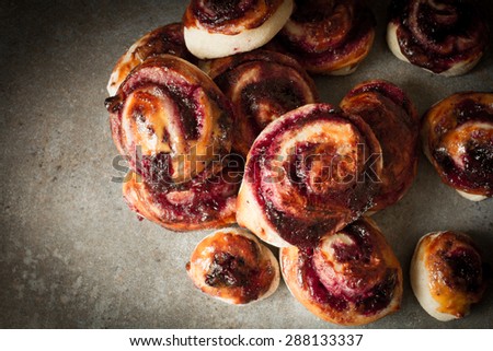 buns from yeast dough with cinnamon cooked at home