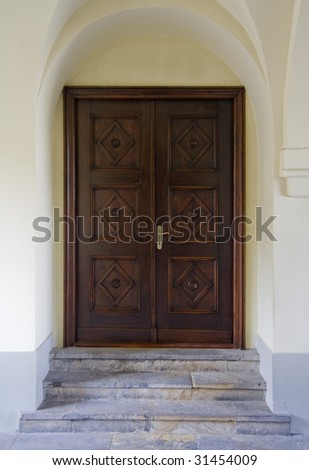 Beautiful panelled wood door with smooth plastered surround and stone steps