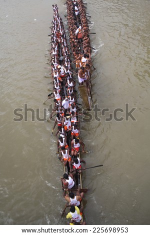 KOTTAYAM, INDIA - AUGUST 29 : Snake boat teams participate in the Thazhathangadi Boat race held on August 29, 2010 in Kottayam, Kerala, India.