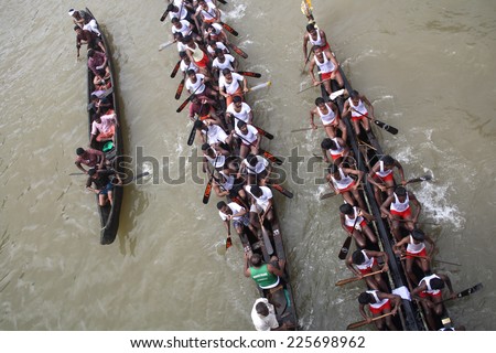 KOTTAYAM, INDIA - AUGUST 29 : Snake boat teams participate in the Thazhathangadi Boat race held on August 29, 2010 in Kottayam, Kerala, India.