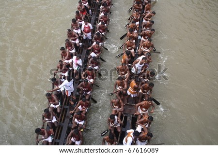 KOTTAYAM, INDIA - AUGUST 29 : Snake boat teams in the Kottayam Boat race on August 29, 2010 in Kottayam, India.