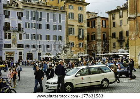 Rome, Italy - March 29, 2006 -  Crowd on Piazza della Rotonda in Rome, one of the most simpatico square with its obelisk,colored, typical house, stores where everybody stops for a drink, Rome, Italy