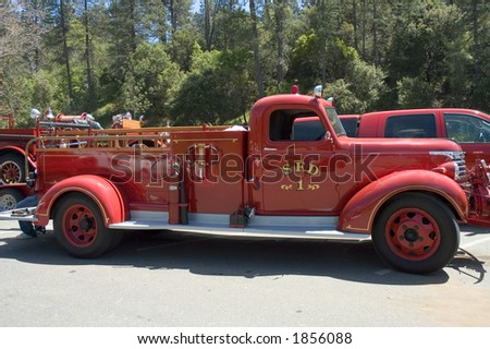restored firefighters truck 1940\'s year on parade in California