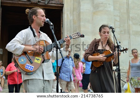 PROVENCE, FRANCE - JUL 13, 2014: Unidentified musicians perform in the street in L'Isle sur la Sorgue during  rural market. This is one of the popular for outdoor performances in Provence