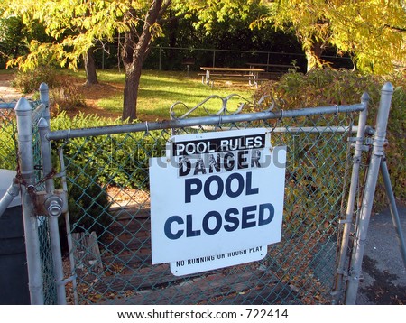 Warning that a pool surrounded by a fence is closed
