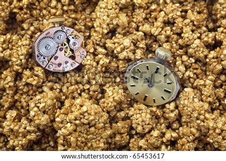 The mechanism of analog watch on the golden sand