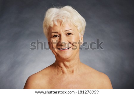 Photo : Nude 60 year old spa woman