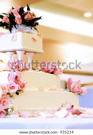 wedding cakes with columns