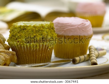 اروع تشكيلة لمحبي الكاب كيك Stock-photo-cupcakes-crumbs-nyc-strawberry-pistacchio-3067441