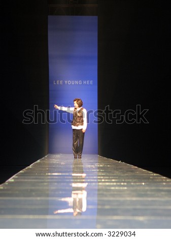 Famous Korean fashion designer Lee Young-hee waves to the audience at Seoul Fashion Week.